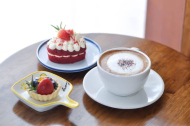 Sıcak kahve, cappuccino kahve ya da sütlü kahve ya da servis için kek.