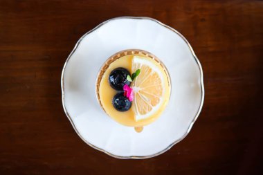 Limonlu peynirli tart ya da limonlu peynirli kek.