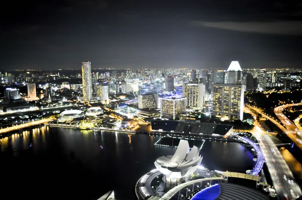 夜晚的海湾、天空和建筑 — 图库照片