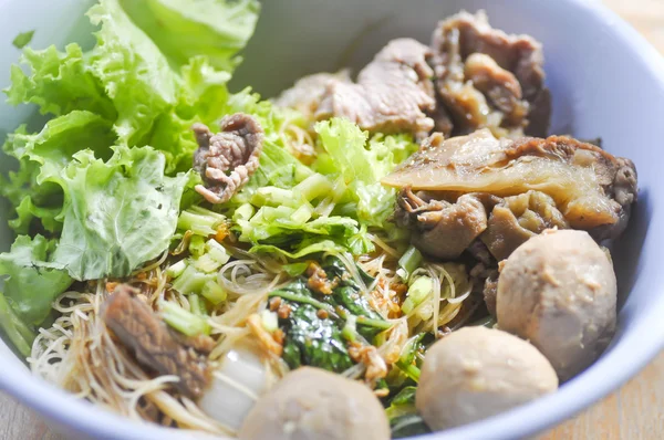Chiński makaron z warzyw, klopsy i wołowiny — Zdjęcie stockowe