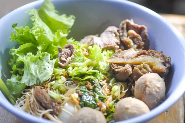 Nouilles chinoises aux légumes, boulettes de viande et boeuf — Photo