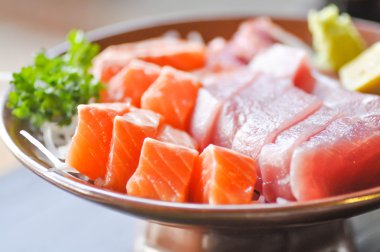 Çiğ somon ve ham ton balıklı sashimi 