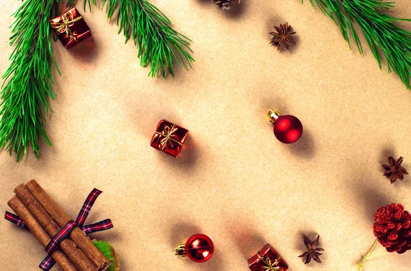 Vánoční Pozadí Slavnostní Dekorace Malé Dárky Skořice Tyčinky Vánoční Strom — Stock fotografie