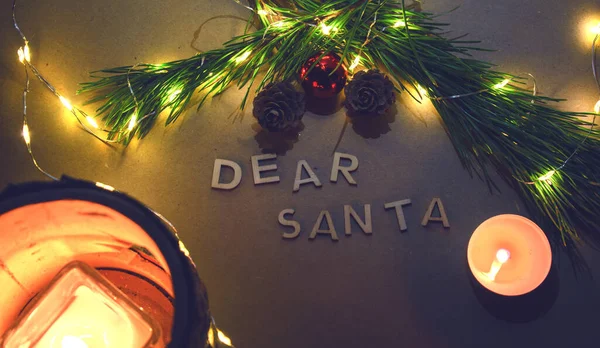 Text Drahý Santa Stole Kolem Vánočních Světel — Stock fotografie