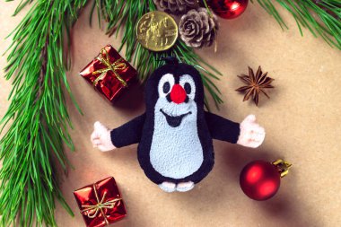 Çek Cumhuriyeti, Prag-2020 Kasım: Çek peluş köstebeği Noel süslemeleri arasında küçük hediyeler ve Noel ağacı dalları arasında