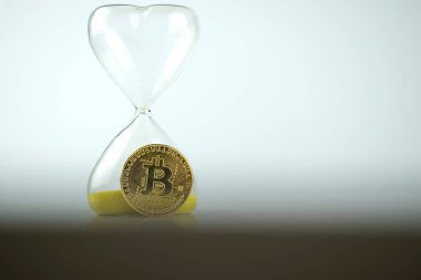 Bitcoin para ve kum saati. Kripto para biriminin hızlı büyümesi
