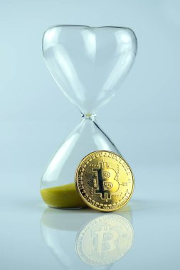 Bitcoin para ve kum saati. Kripto para biriminin hızlı büyümesi