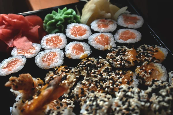 Set Met Broodjes Sushi Een Stand Sushi Met Rauwe Zalm — Stockfoto