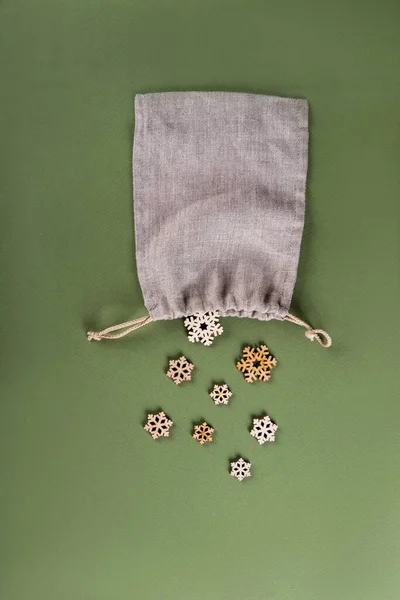 La composición de año nuevo de la bolsa de algodón y los copos de nieve de madera. — Foto de Stock