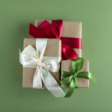 Yeşil arkaplanda güzel hediye paketleri.