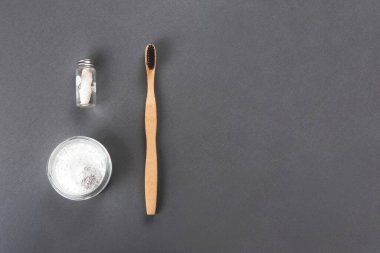 Bambu diş fırçası, diş ipi ve bardakta diş tozu..