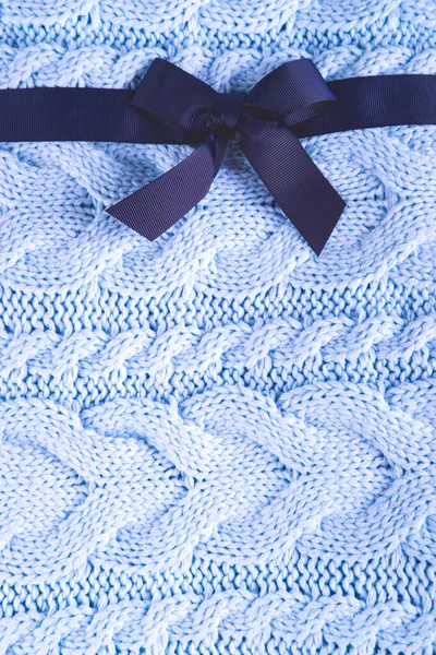 Hermoso fondo de punto de lana en el color azul pálido con la cinta azul oscuro. —  Fotos de Stock