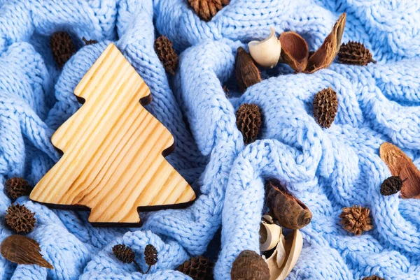 El abeto de madera sobre el fondo de lana azul tejida con la planta seca. —  Fotos de Stock