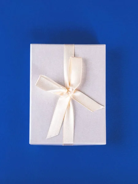 La composición de año nuevo del regalo embalado sobre el fondo azul. —  Fotos de Stock