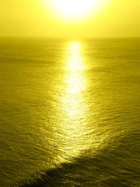 流行の輝く黄色と今年の究極の灰色の色で夕日と海の景色. — ストック写真