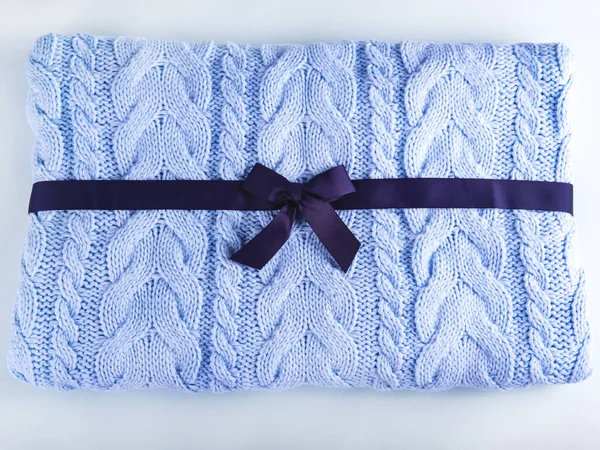 Hermosa capa de punto de lana en el color azul con la cinta azul oscuro. —  Fotos de Stock