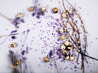 Söğüt dallarının ve gri bıldırcın yumurtalarının doğu kompozisyonu..