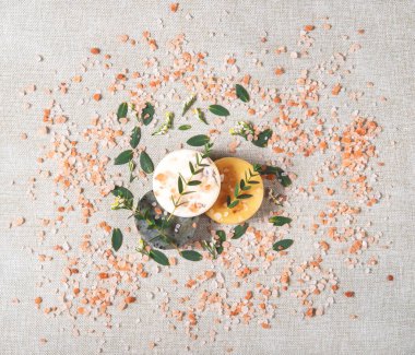 Yuvarlak el yapımı sabunların ve okaliptüs dallarının olduğu banyo tuzunun güzel resmi. Fotokopi odasıyla birlikte. Paketsiz banyo yapmak için sıfır atık kavramı.