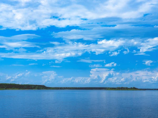 Gölün güzel ve huzurlu manzarası ve gökyüzündeki beyaz bulutlar. Yazın veya ilkbaharda mesaj atacağınız yer.