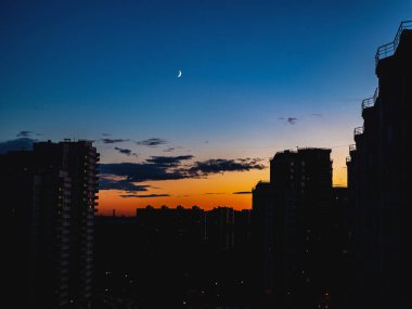 Günbatımındaki manzara ve banliyödeki ay manzarası, kentsel manzara.