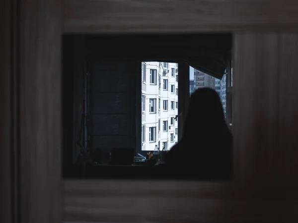 Odbicie kobiety w oknie z widokiem na inne apartamenty. — Zdjęcie stockowe