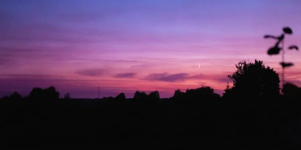 Der Wunderschöne Rosa Und Violette Himmel Sonnenuntergang Mit Dem Mond — Stockfoto
