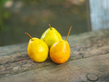 Üç ülke bankta armut ve metin için yer var..