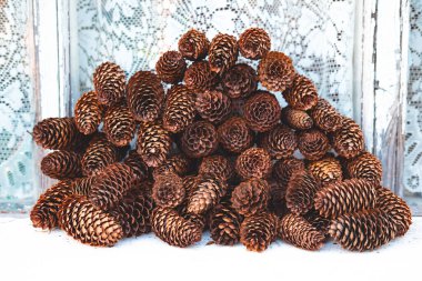 Pencere kenarındaki çam kozalaklarının güzel yeni yılı ya da Noel arkaplanı.