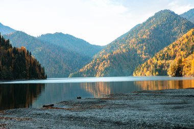 Dağdaki gölün güzel manzarası Tepelerde renkli sonbahar ağaçları.