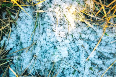 Güneşin altındaki karlı açıklığın resimli yakın çekimi, kış arkaplanı..