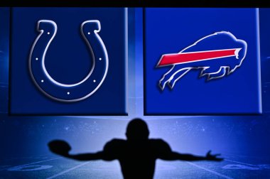 NYC, ABD, 2 Ocak. 2021: NFL Wild Card Maçı, 2021: Indianapolis Colts Buffalo Bills 'e karşı profesyonel Amerikan futbolcusunun silueti. Arka planda NFL kulübünün logosu