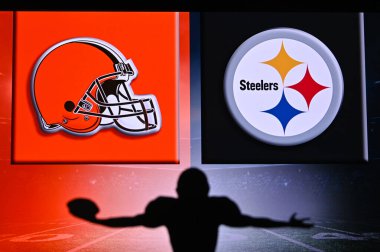 NYC, ABD, 2 Ocak. 2021: NFL Wild Card Maçı, 2021: Cleveland Browns, Pittsburgh Steelers 'a karşı. - Evet. Profesyonel Amerikan futbolcusunun silueti. Arka planda NFL kulübünün logosu,