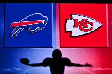 NYC, ABD, 20 Ocak 2021, NFL Konferansı CHAMPIONSHIP 2020 Buffalo Bills - Kansas City Chiefs. - Evet. Profesyonel Amerikan futbolcusunun silueti. Arka planda NFL kulübünün logosu, boşluğu düzenle.