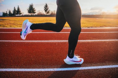 TOKYO, Japon, Mart 18. 2021: Nike koşu ayakkabıları ALPHAFLY NEXT%. Tartışmalı atletizm ayakkabıları yolda koşan profesyonel atletlerin bacaklarında. Tokyo Olimpiyatları için resmi beyaz ayakkabı 2020 maratonu