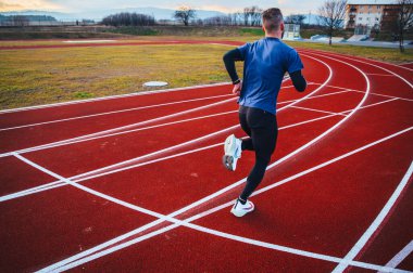 TOKYO, Japon, Mart 18. 2021: Nike koşu ayakkabıları ALPHAFLY NEXT%. Tartışmalı atletizm ayakkabıları yolda koşan profesyonel atletlerin bacaklarında. Tokyo Olimpiyatları için resmi beyaz ayakkabı 2020 maratonu