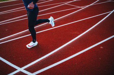 TOKYO, Japon, Mart 18. 2021: Nike koşu ayakkabıları ALPHAFLY NEXT%. Tartışmalı atletizm ayakkabıları yolda koşan profesyonel atletlerin bacaklarında. Tokyo Olimpiyatları için resmi beyaz ayakkabı 2020 maratonu