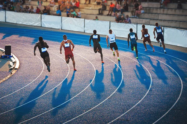 Sprinters Τρέχει Στο Στίβο Στο Φως Ηλιοβασιλέματος Σκιές Στην Πίστα — Φωτογραφία Αρχείου