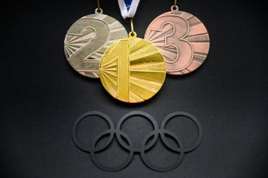 TOKYO, JAPONYAN, JULY. 19 yaşında. 2021: Madalya seti, altın gümüş ve bronz ve siyah arka planda olimpiyat logosu. Madalya tablosu konsepti fotoğrafı