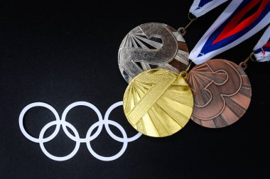 TOKYO, JAPONYAN, JULY. 19 yaşında. 2021: Madalya seti, altın gümüş ve bronz ve siyah arka planda olimpiyat logosu. Madalya tablosu konsepti fotoğrafı