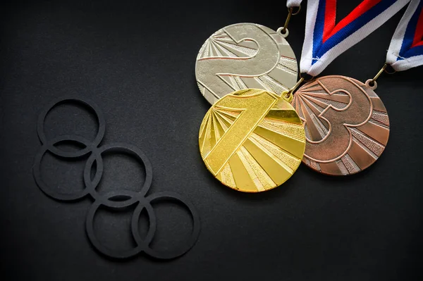 19歳 2021 黒を背景にメダルセット 金の銀と青銅とオリンピックのロゴ メダルテーブルのコンセプト写真 — ストック写真