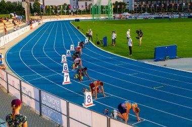 Samore, SlovAKIA, June. İki. 2021: Koşu ve saha profesyonel yarışı, sprint start, blok atleti, mavi atletizm pistinde erkek atlet. 200 metre, bir grup sporcu, Tokyo 'da yaz olimpiyatları.