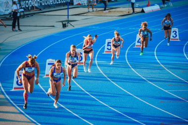Samore, SlovAKIA, June. İki. 2021: Koşu ve saha profesyonel yarışı, mavi atletizm pistinde bayan atlet. 800 metre, bir grup sporcu, spor fotoğrafı, Tokyo 'da yaz olimpiyatları için duvar kağıdı.