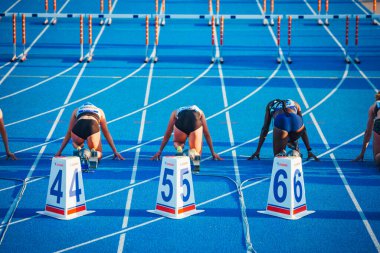 Samore, SlovAKIA, June. İki. 2021: Koşu ve saha profesyonel yarışı, mavi atletizm pistinde bayan atlet. 100 metre engelli, bir grup sporcu, Tokyo 'da yaz olimpiyatları için duvar kağıdı.