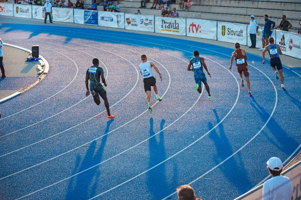 Samorin Eslovacia Junio 2021 Pista Campo Carrera Profesional Inicio Sprint —  Fotos de Stock