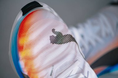 BERLİN, ALMANY, 29. Puma Hızlı-R Nitro Elit 3 Üst-Çekim Solunabilir ağ ve keskin Puma logosu olan yeni nesil modern süper ayakkabıları gösteriyor.