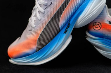 BERLİN, ALMANY, 29. Puma Fast-R Nitro Elit 3 Ethe geniş bir açıyla sunuldu, gelişmiş NITROFOAM ELITE yastık ile yeni nesil modern süper ayakkabıları vurguluyor.