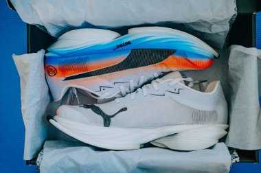 BERLİN, ALMANY, 29. Puma Fast-R Nitro Elite 3, elit yol performansı için tasarlanmış yeni nesil modern süper ayakkabıların altını çizerek tüm vücudun fotoğrafını çekti..