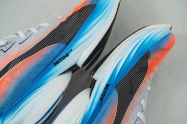 BERLİN, ALMANY, 29. Puma Fast-R Nitro Elit 3 Yan logonun ve üst katmanların ayrıntıları, ırk odaklı tasarımla yeni nesil modern süper ayakkabıları vurguluyor..