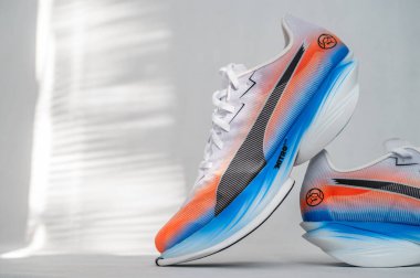 BERLİN, ALMANY, 29. Puma Fast-R Nitro Elite 3, dinamik geniş açıyla çekimde fütüristik performans profiline sahip yeni nesil modern süper ayakkabılar sergiliyor..