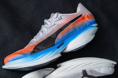 BERLİN, ALMANY, 29. Puma Fast-R Nitro Elite 3 Elit 'in geniş perspektifi, yeni nesil modern süper ayakkabıları sergiliyor..